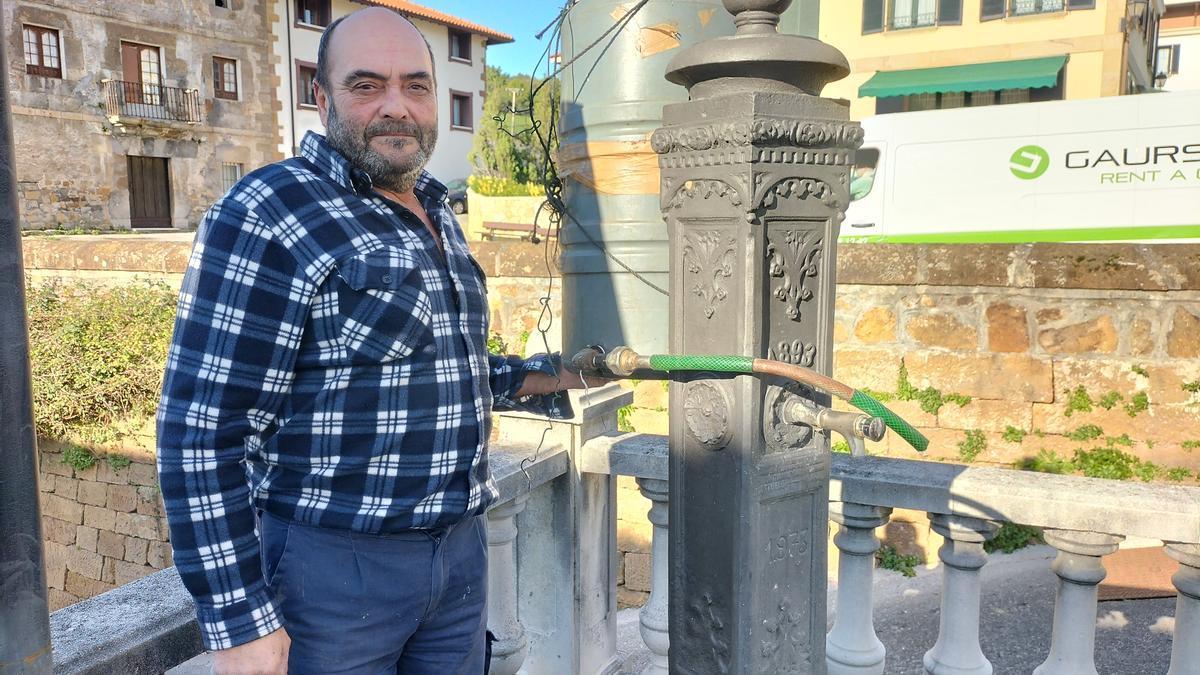 Rafa Ortiz lleva varios a&ntilde;os encargado de la fuente de San Juli&aacute;n de Muskiz