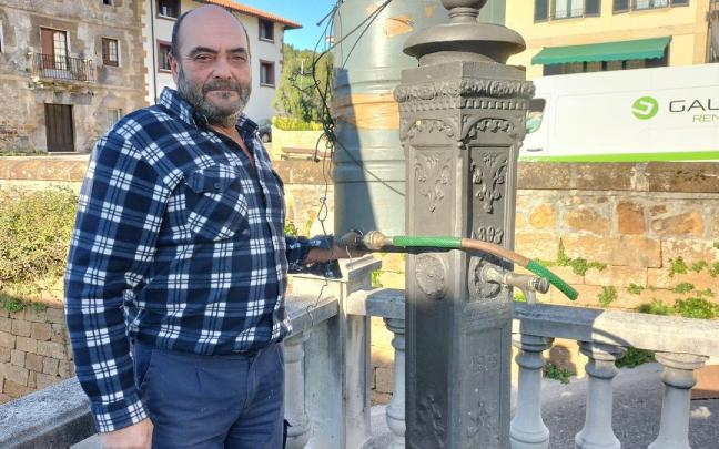 Rafa Ortiz lleva varios a&ntilde;os encargado de la fuente de San Juli&aacute;n de Muskiz