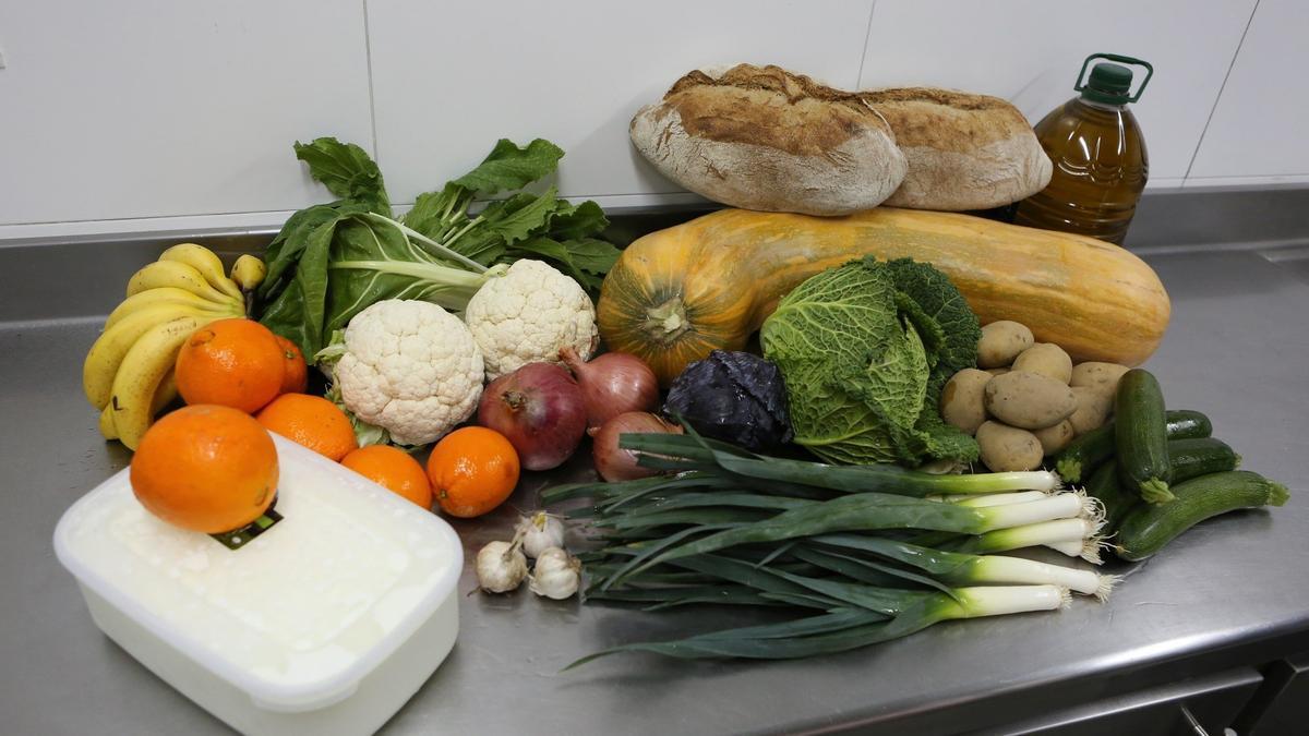 Frutas, verduras, hortalizas y pan, básicos en un menú saludable.