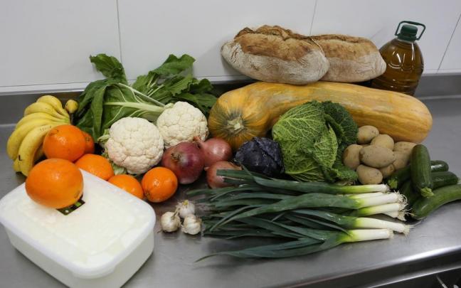 Frutas, verduras, hortalizas y pan, b&aacute;sicos en un men&uacute; saludable.