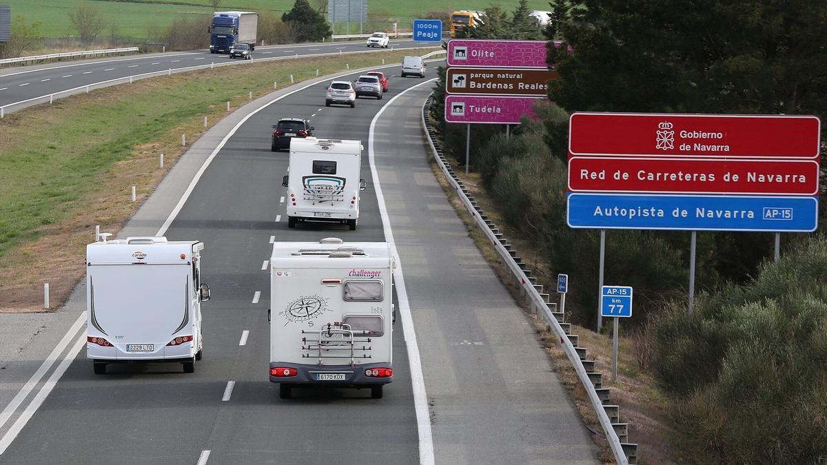 Vehículos circulando por la Autovía del Pirineo / A-21.