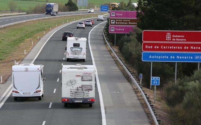 Vehículos circulando por la Autovía del Pirineo / A-21.