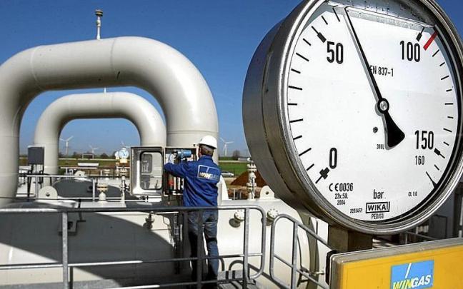 Un operario trabaja en un gasoducto del estado alemán de Turingia.