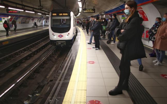 Varios pasajeros esperan en un andén del metro de Madrid. Varios pasajeros esperan en un andén del metro de Madrid.
