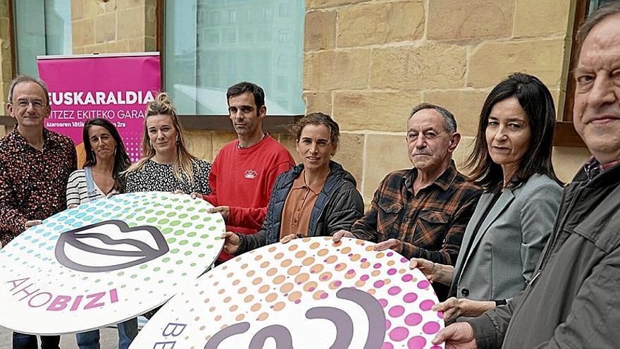 Parte de la organización del Euskaraldia, junto con impulsores y personas del ámbito deportivo y cultural vasco, en el Museo San Telmo de Donostia.