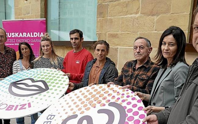 Parte de la organización del Euskaraldia, junto con impulsores y personas del ámbito deportivo y cultural vasco, en el Museo San Telmo de Donostia.