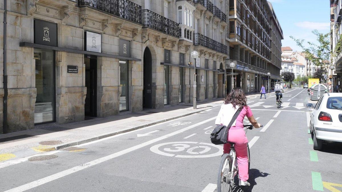 Un ciclista transita por la céntrica calle San Antonio de Gasteiz