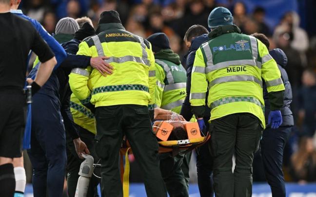 Momento en el que sacar a Azpilicueta del campo en camilla.