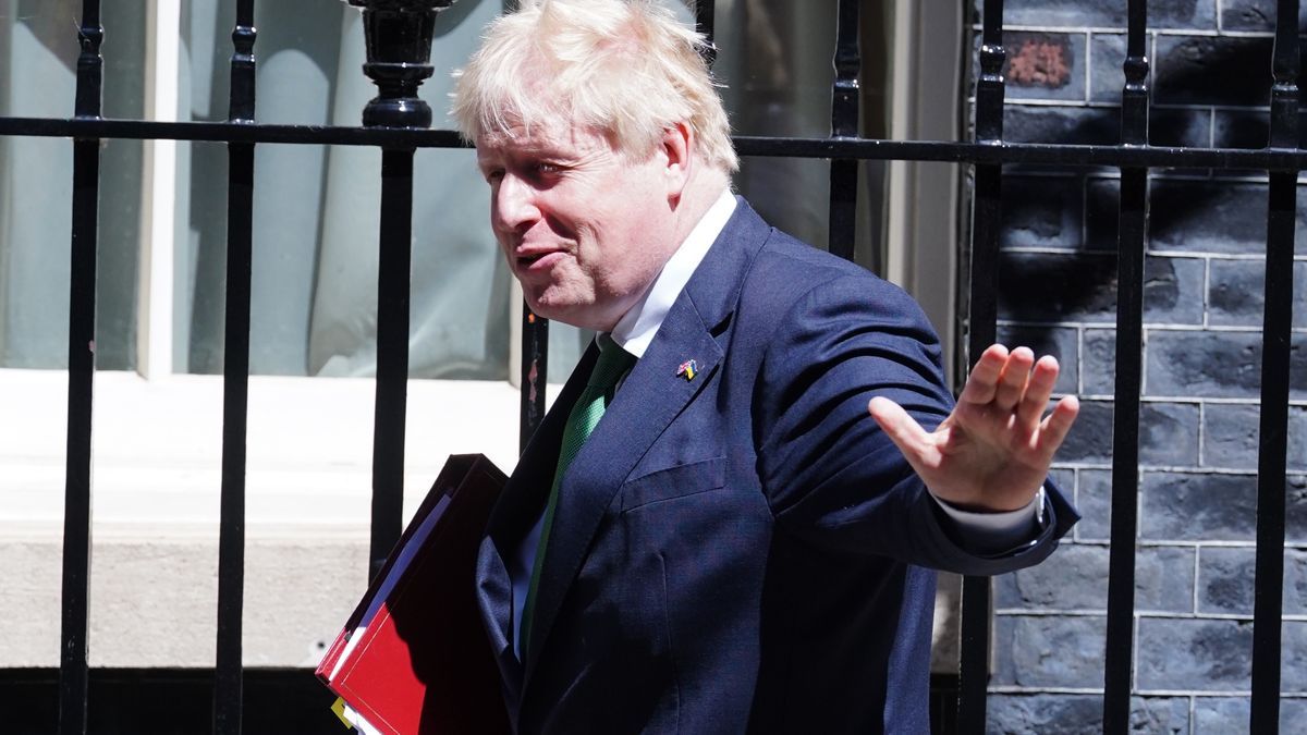 Boris Johnson sale del número 10 de Downing Street.