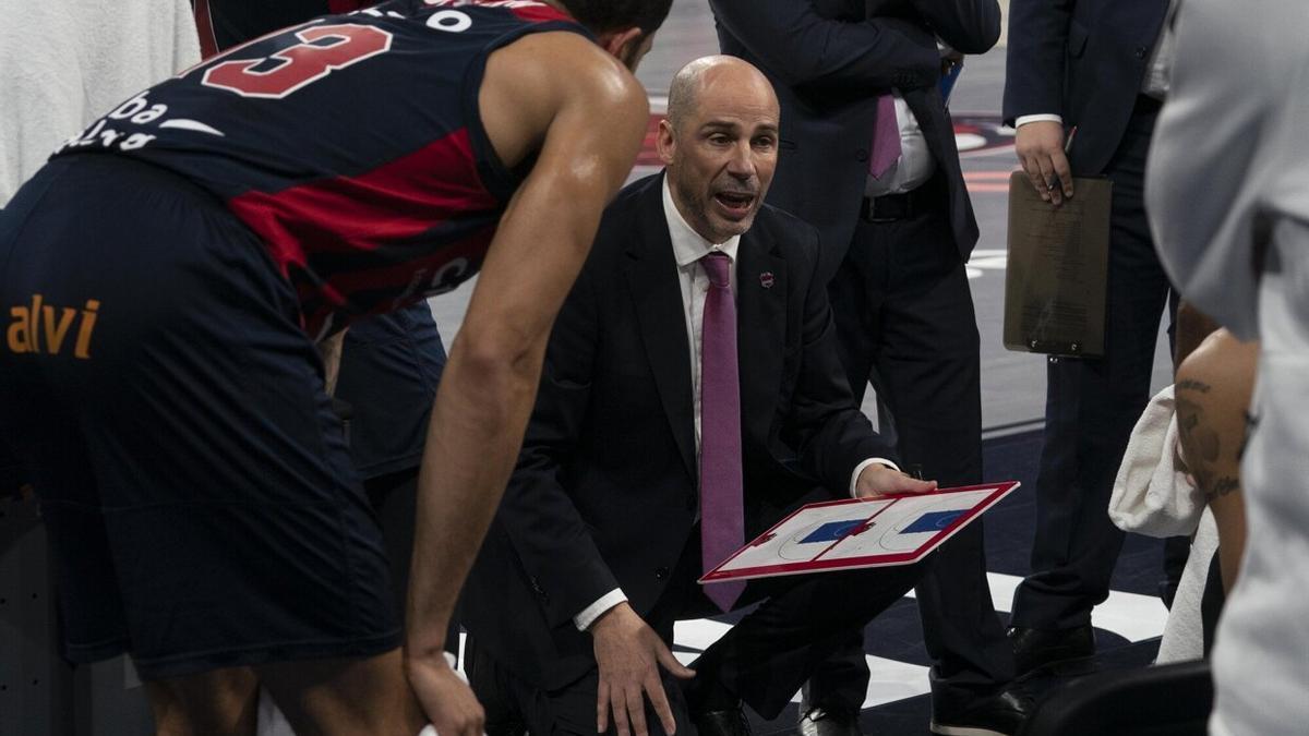 Peñarroya da instrucciones en un tiempo muerto ante el Girona