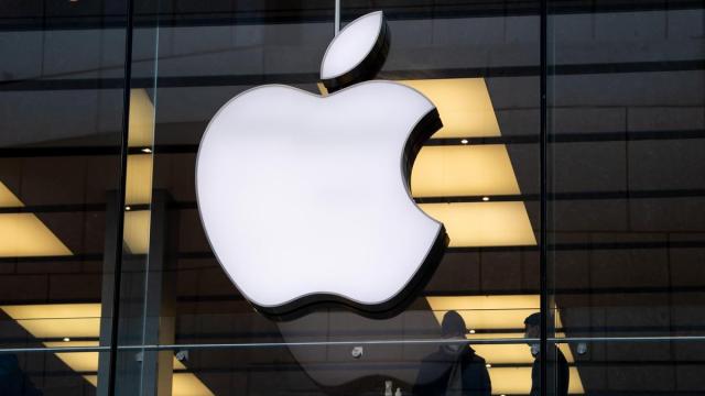Logo de la empresa Apple, en una de sus sedes en Bavaria (Alemania).