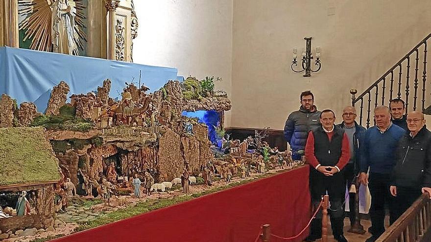 Javi Beraza, Esteban Azpiroz, Manuel Martínez de Ordoñana, Juna María Lanz, Jesús Bengoetxea y Gabino Beguiristain, los belenistas de Iturmendi. | FOTO: CEDIDA