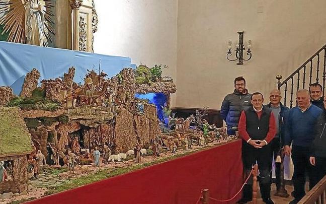 Javi Beraza, Esteban Azpiroz, Manuel Martínez de Ordoñana, Juna María Lanz, Jesús Bengoetxea y Gabino Beguiristain, los belenistas de Iturmendi. | FOTO: CEDIDA