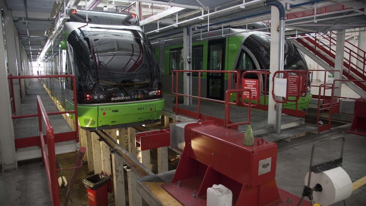 Tranvías en las cocheras del metro ligero en Ibaiondo