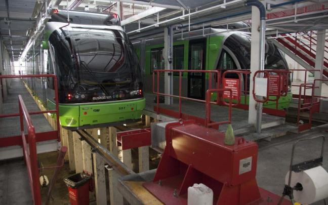 Tranvías en las cocheras del metro ligero en Ibaiondo Tranvías en las cocheras del metro ligero en Ibaiondo