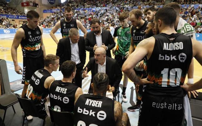 Ponsarnau reparte instrucciones entre sus jugadores. Ponsarnau reparte instrucciones entre sus jugadores.