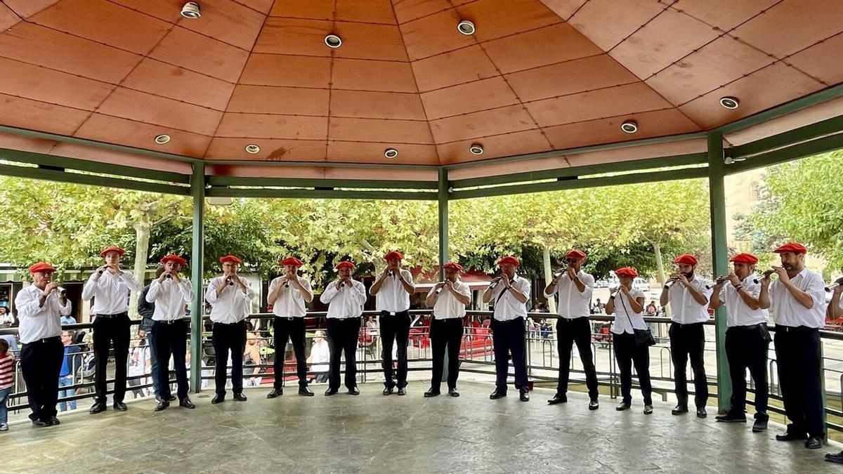 Los músicos de las diferentes localidades, tocando en el kiosko.