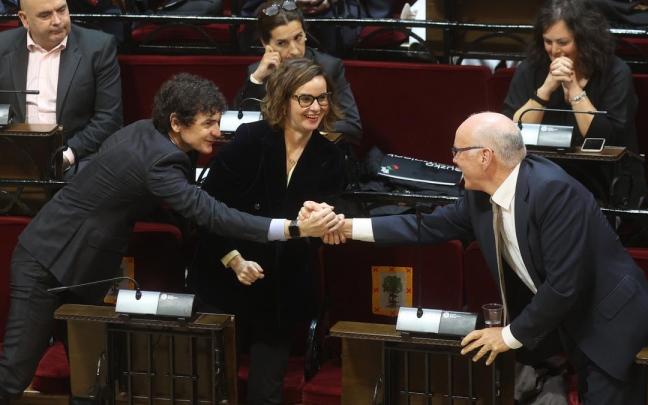 Unai Rementeria, Elixabete Etxanobe y José María Iruarrizaga se felicitan tras la aprobación de las cuentas Unai Rementeria, Elixabete Etxanobe y José María Iruarrizaga se felicitan tras la aprobación de las cuentas