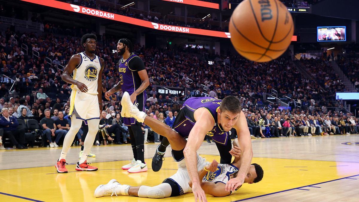 Matt Ryan lucha con Stephen Curry por un balón sin dueño.