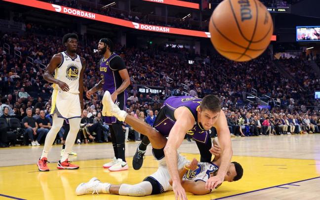 Matt Ryan lucha con Stephen Curry por un bal&oacute;n sin due&ntilde;o.