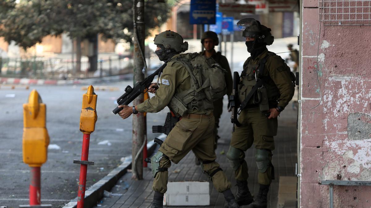 Fuerzas israelíes vigilan las calles en Cisjordania tras los últimos ataques contra israelíes.