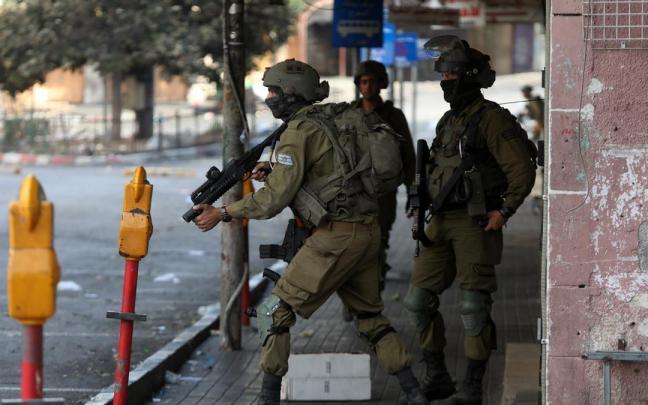 Fuerzas israel&iacute;es vigilan las calles en Cisjordania tras los &uacute;ltimos ataques contra israel&iacute;es.