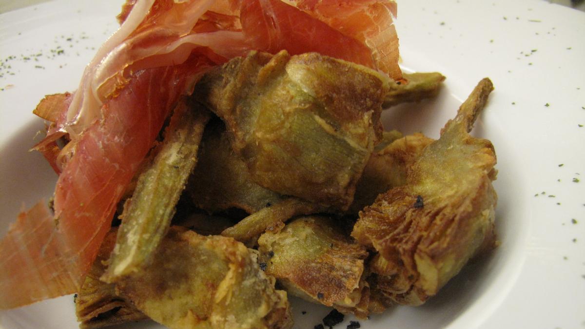 Plato de alcachofas con jamón.