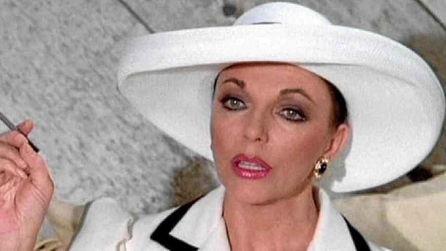 Joan Collins, en el papel más reconocible de toda su larga carrera como actriz, en la serie ‘Dinastía’.