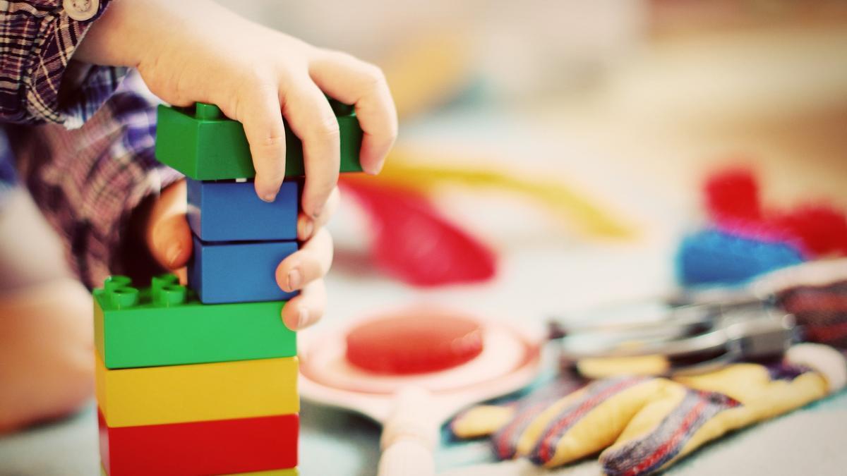 Imagen de detalle de un niño jugando