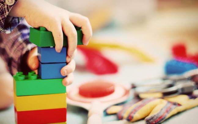 Imagen de detalle de un niño jugando