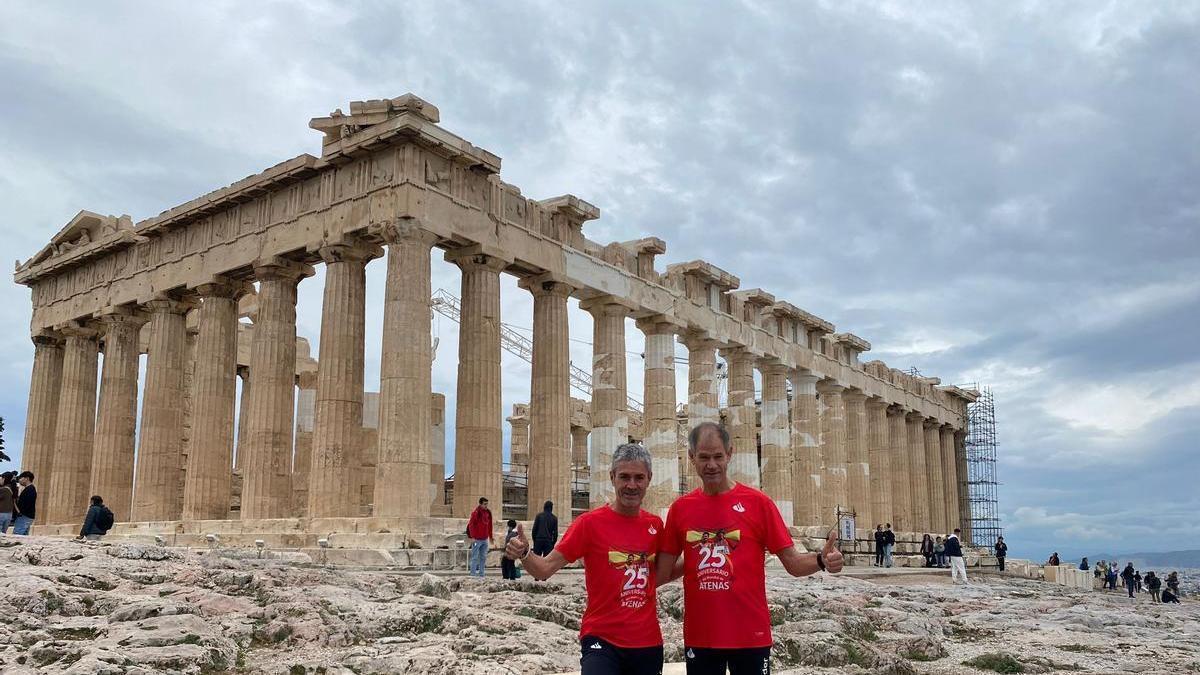 Martín Fiz y Abel Antón posan en el Partenón de Atenas, ciudad en la que vivieron un épico duelo en el Mundial de 1997