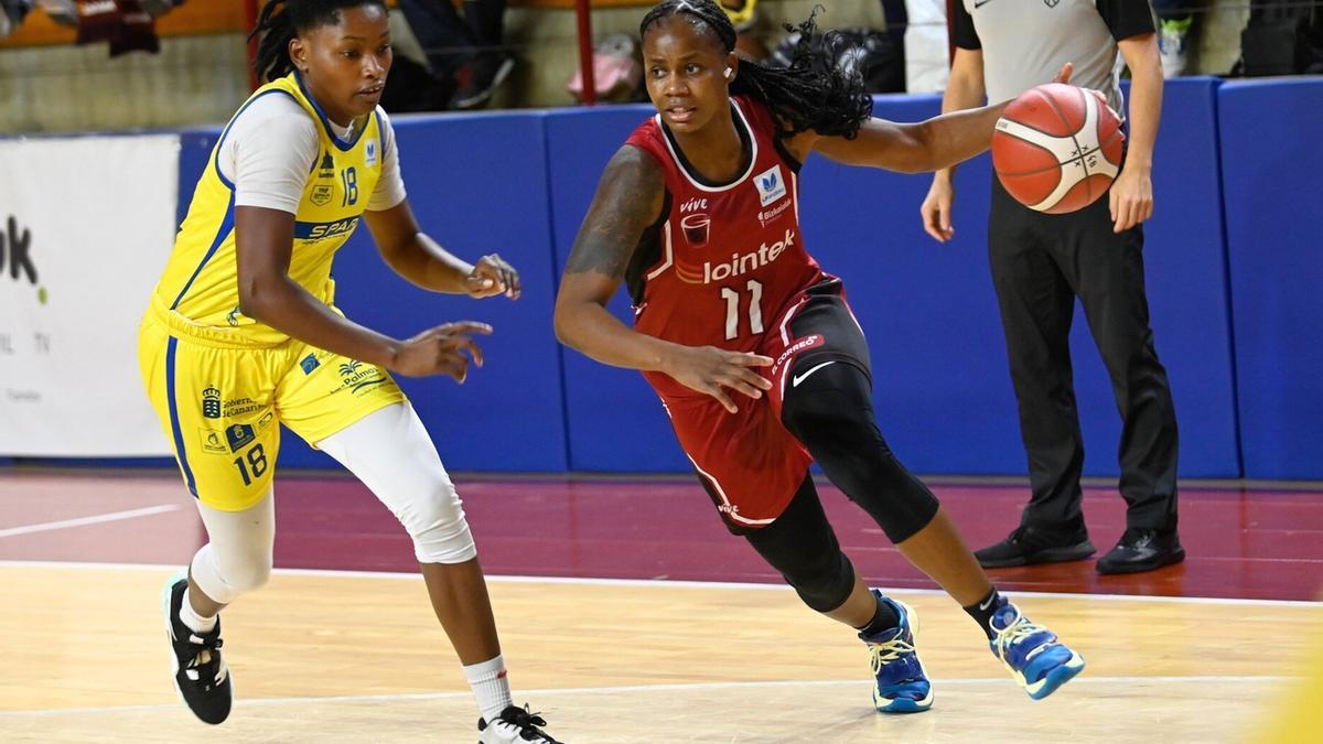 Brooque Williams dirige el balón ante el Gran Canaria.