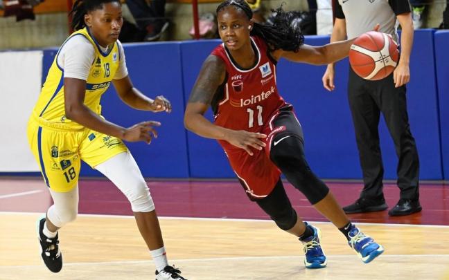 Brooque Williams dirige el balón ante el Gran Canaria.