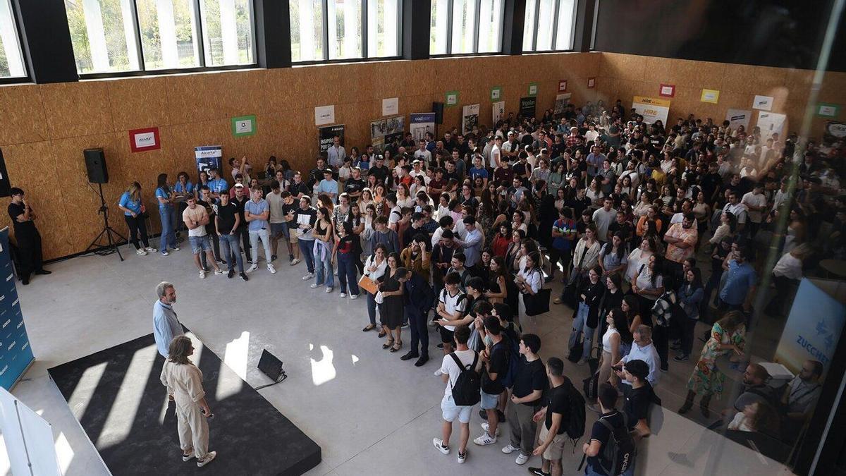 Estudiantes reunidos hoy en Fabrika de Adegi para conocer la nueva cultura de empresa.