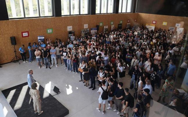 Estudiantes reunidos hoy en Fabrika de Adegi para conocer la nueva cultura de empresa.