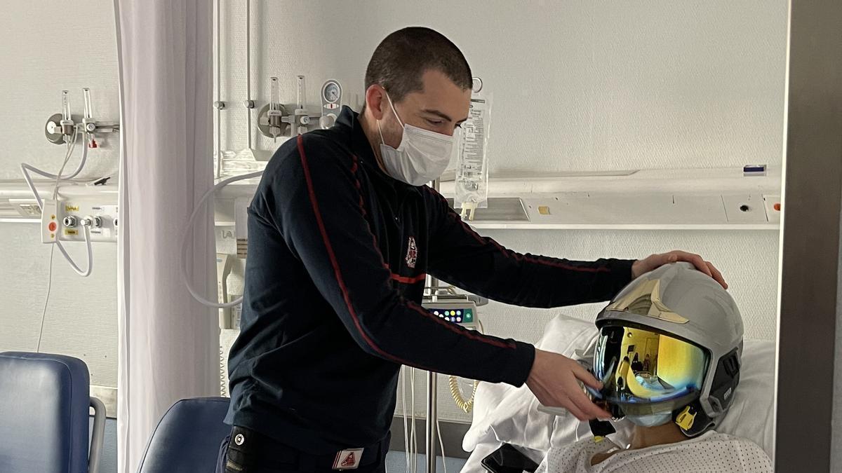 Los Bomberos de Vitoria visitan Txagorritxu y Santiago.