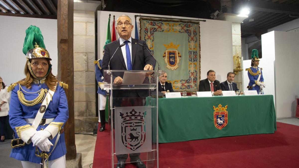 El alcalde Maya, en el acto de entrega de medallas y condecoraciones con motivo de la festividad de San Miguel Arcángel, patrón de la Policía Municipal, en 2019.