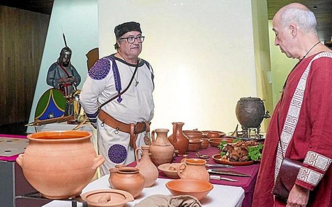Arriba, puesto dedicado a la alimentación de la época con los diferentes tipos de vajilla que se empleaban en Veleia. Abajo a la izquierda, Alberto Moreno –representando al tribuno– y dos soldados. A la derecha, la ‘domina&
