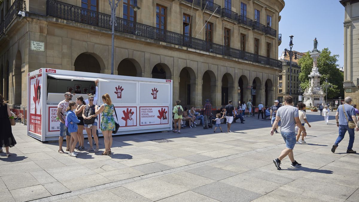 Punto de información sobre agresiones sexistas en la Plaza del Castillo.