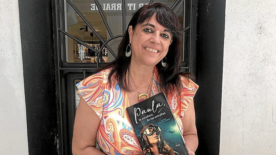 Galarraga con su &uacute;ltimo libro &lsquo;Paula, la aviadora de las estrellas&rsquo;.
