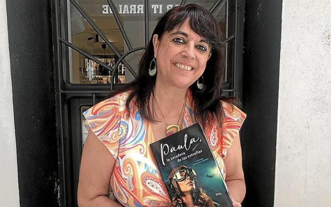 Galarraga con su último libro ‘Paula, la aviadora de las estrellas’. Galarraga con su último libro ‘Paula, la aviadora de las estrellas’.
