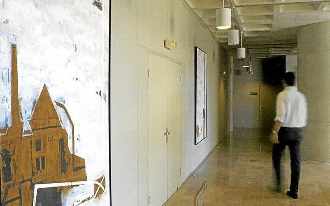 El díptico del pintor Fernando Iriarte colgado a ambos lados de la puerta del despacho del Rector de la UPNA, en una imagen sacada de una publicación de la universidad de 2002.