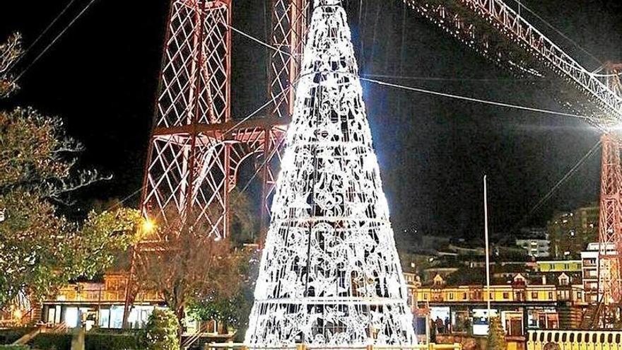 Iluminación navideña en la plaza del Puente Colgante.