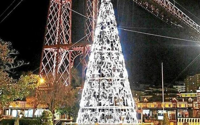 Iluminación navideña en la plaza del Puente Colgante.