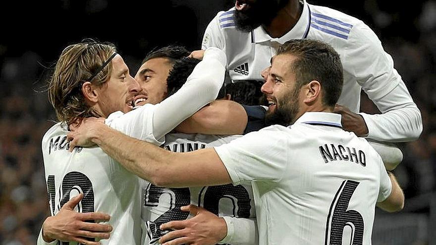 Los jugadores del Madrid celebran uno de sus goles. | FOTO: EFE