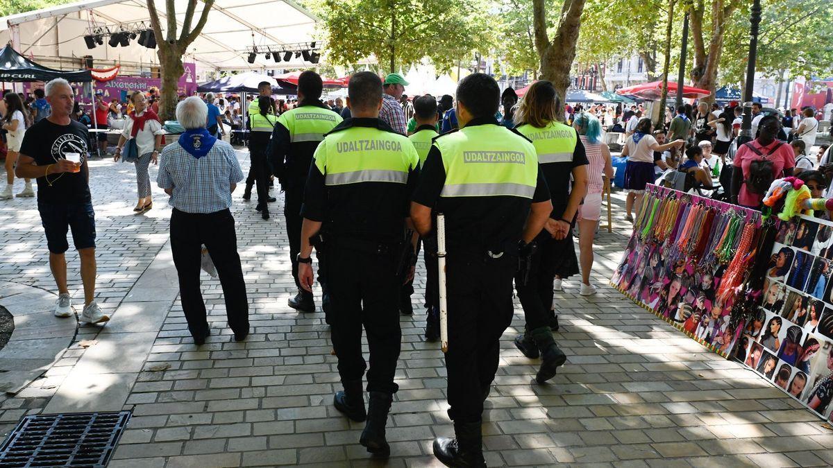 Varios agentes de la Policía Municipal patrulla por el recinto festivo