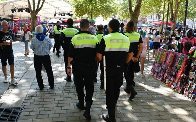 Varios agentes de la Policía Municipal patrulla por el recinto festivo Varios agentes de la Policía Municipal patrulla por el recinto festivo