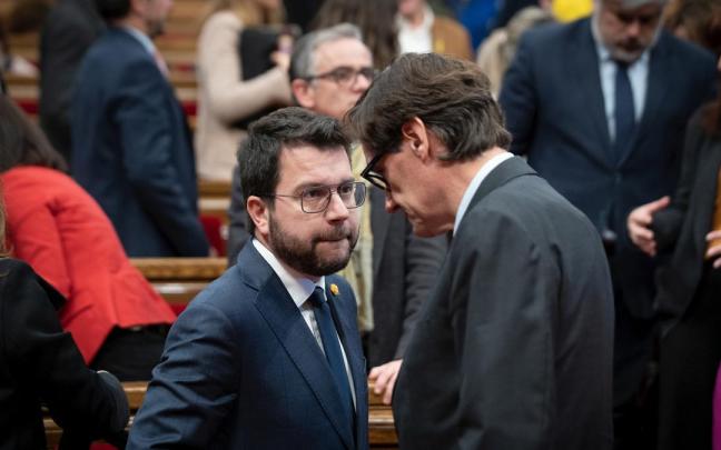 El presidente de la Generalitat, Pere Aragonès, conversa con el líder del PSC, Salvador Illa.