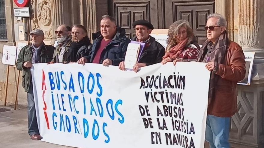 Concentración de la Asociación de Víctimas de Abusos en la Iglesia en Navarra.