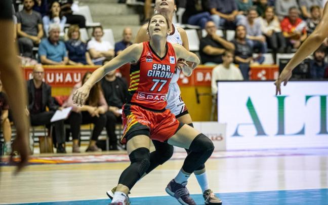 Cvitkovic trata de ir al rebote bloqueada por Labuckiene.